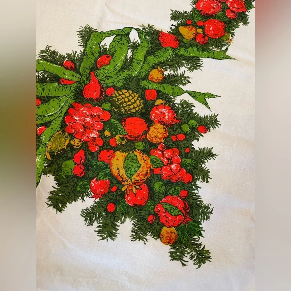 Fallani & Cohn gorgeous mid century Christmas all cotton tablecloth 62” x‎ 51”